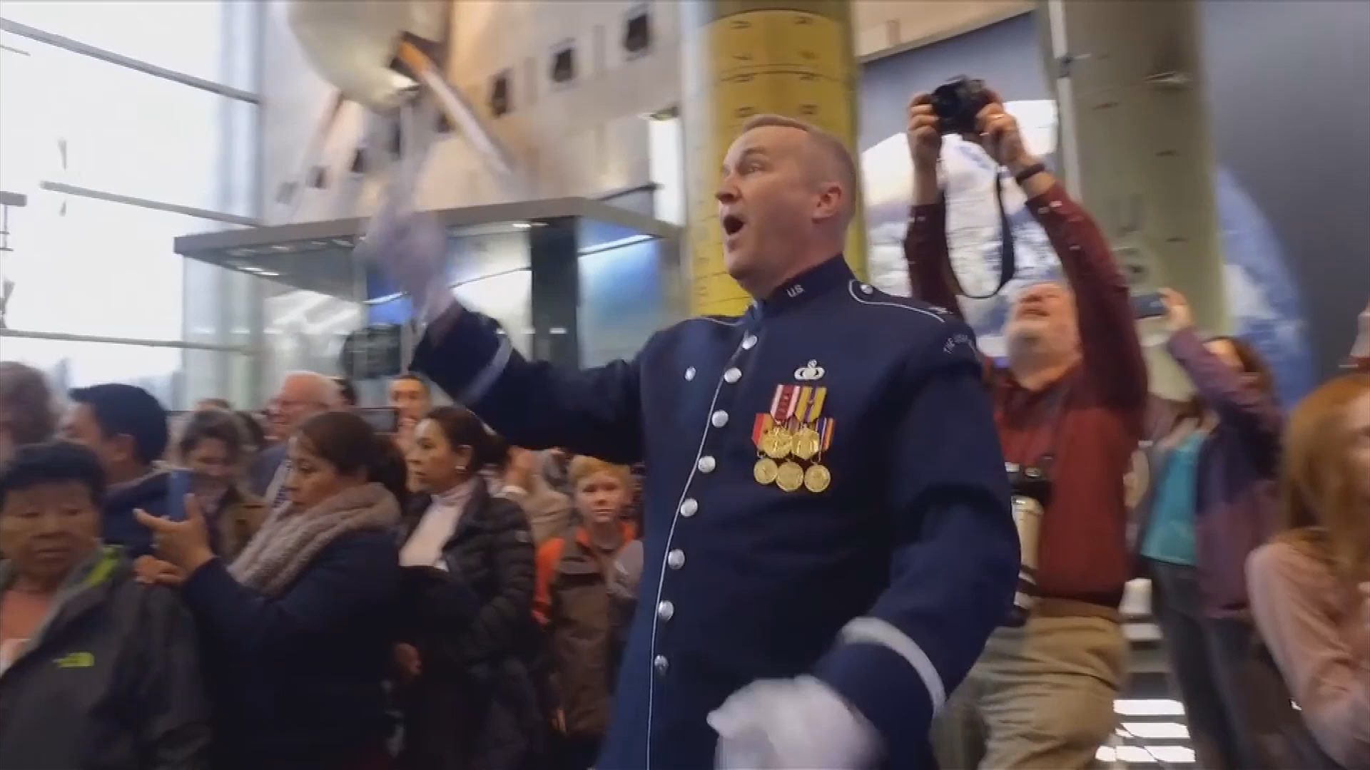 The USAF Band - 2016 Holiday Flash Mob Holiday Programming